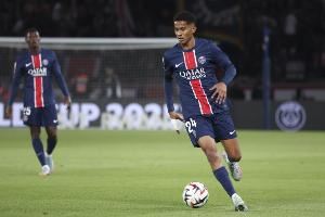 队报：马尤卢右大腿内收肌一级拉伤，能否参加首轮法甲联赛存疑