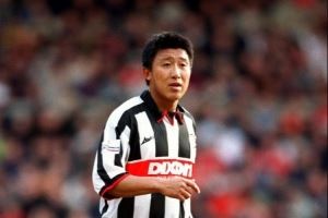 足球报：曼联薪资总额是格林斯比96倍 张恩华曾效力格林斯比