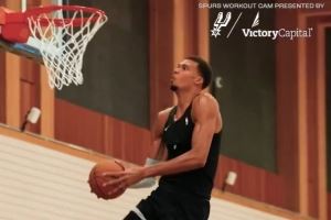 这天赋！马刺官媒晒训练营的视频：文班亚马快攻中秀背扣