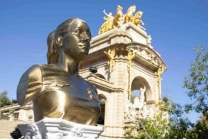 每体：艺术家为邦马蒂制作金色半身像，庆祝她连续三年获得金球奖