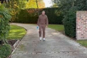 哈兰德整活展示英超9月最佳球员奖杯：适合散步的好天气