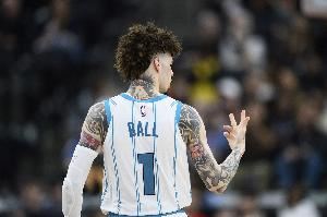 苦苦支撑！三球半场15中7&7罚7中砍23+7+4 首节轰下15分